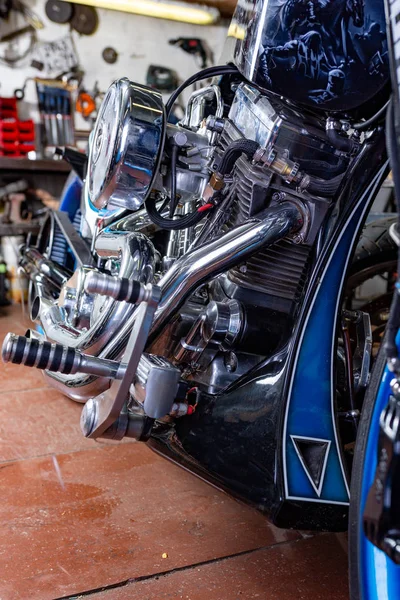 Detail op een moderne motorfiets in de workshope. Uitlaat van de motorfiets. selectieve aandacht — Stockfoto