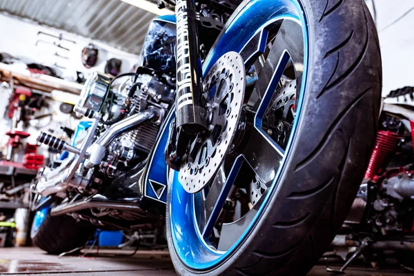 Detail op een moderne motorfiets in de workshope. Uitlaat van de motorfiets. selectieve aandacht — Stockfoto