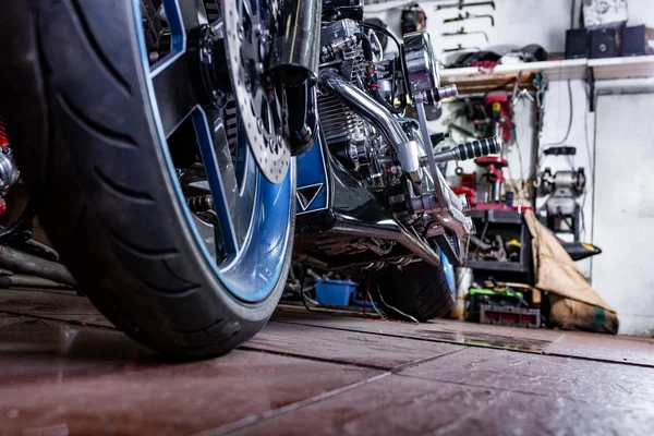 Detail an einem modernen Motorrad in der Werkstatt. Motorradauspuff. Selektiver Fokus — Stockfoto