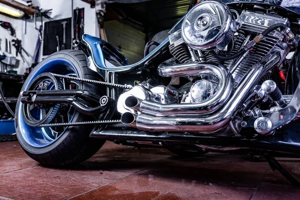 Detail op een moderne motorfiets in de workshope. Uitlaat van de motorfiets. selectieve aandacht — Stockfoto
