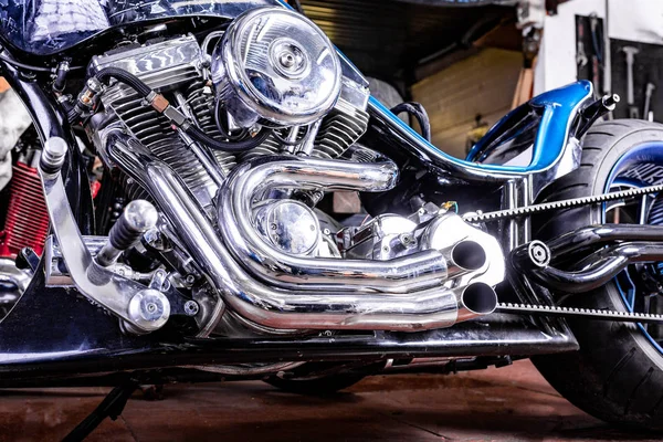 在 workshope 的现代摩托车细节。摩托车排气。选择性聚焦 — 图库照片