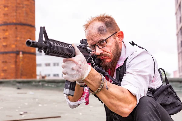 Man nam doel met het pistool. Actie filmstijl — Stockfoto