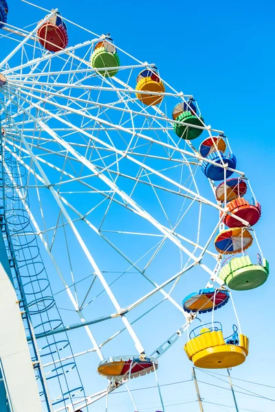 Kleurrijke reuzenrad van het attractiepark in de blauwe hemelachtergrond — Stockfoto