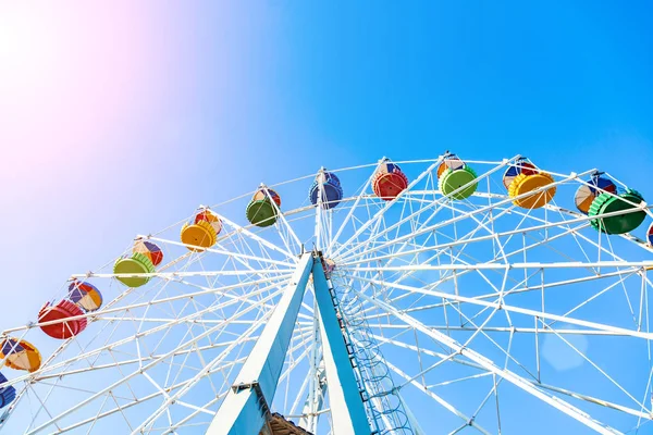 Kleurrijke reuzenrad van het attractiepark in de blauwe hemelachtergrond — Stockfoto