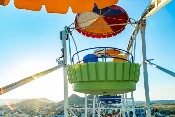 Kleurrijke reuzenrad van het attractiepark in de blauwe hemelachtergrond close-up — Stockfoto