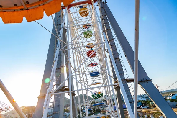 Kleurrijke reuzenrad van het attractiepark in de blauwe hemelachtergrond — Stockfoto