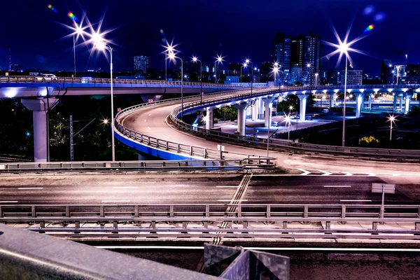 Stor trafikplats i nattlampor — Stockfoto