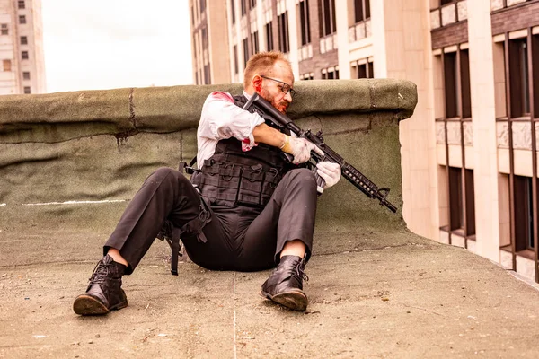 Man took aim with the pistol. Action Movie Style. Close up — Stock Photo, Image