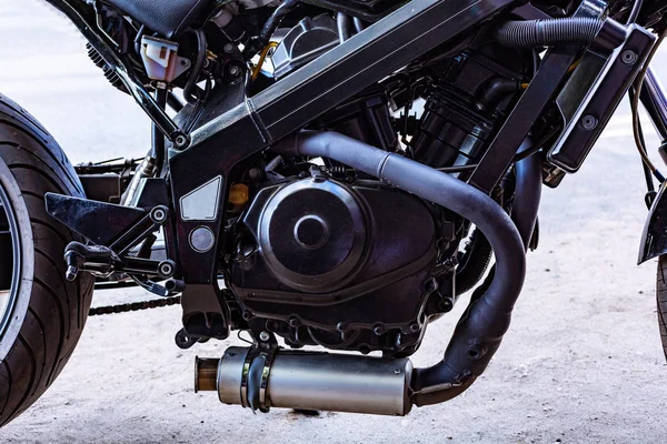 Vintage motorcycle parking on the road. Side view, close up — Stock Photo, Image