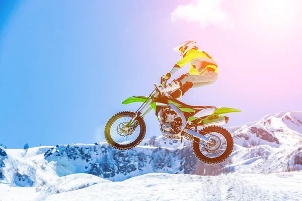 비행기, 오토바이 경주와 점프 눈 산에 대 한 발판에 내려요 — 스톡 사진