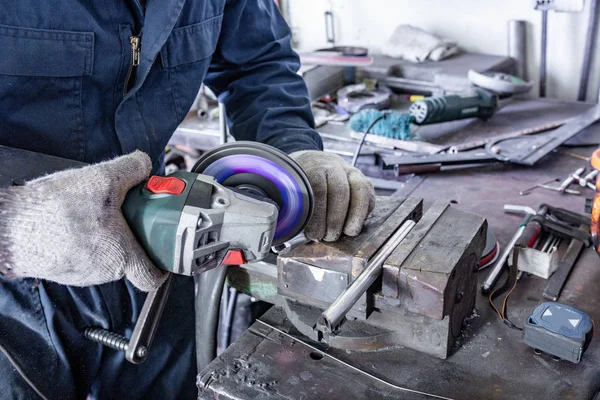 Tung industriarbetare skär stål med vinkelslip vid bilservice — Stockfoto