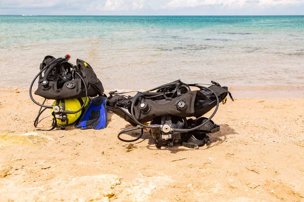 Equipamento de um mergulhador, um balão de oxigênio fica na praia. Mergulho, equipamento, barbatanas, balões, máscaras — Fotografia de Stock