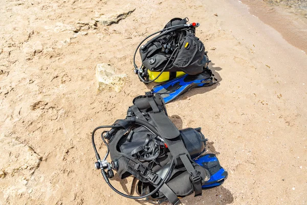 El equipo de un buceador, un globo de oxígeno se encuentra en la playa. Buceo, equipo, aletas, globos, máscaras — Foto de Stock