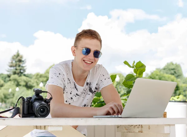 Привабливий молодий чоловік студент використовує ноутбук зовні — стокове фото