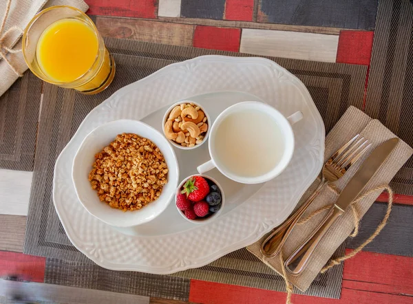 Zdravá snídaně. Čerstvý džus, müsli, müsli s mlékem a ovocem — Stock fotografie
