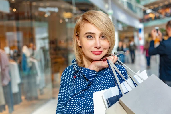 Divat vásárlás lány portréja. A bevásárló szatyrok bevásárlóközpontban nő szépségét. Vásárló. Értékesítés. — Stock Fotó