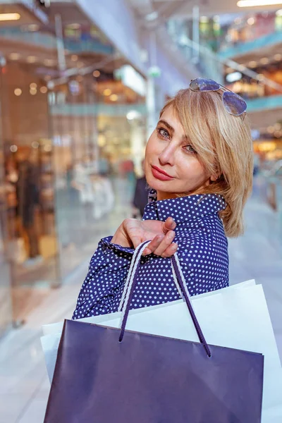 Divat vásárlás lány portréja. A bevásárló szatyrok bevásárlóközpontban nő szépségét. Vásárló. Értékesítés. — Stock Fotó