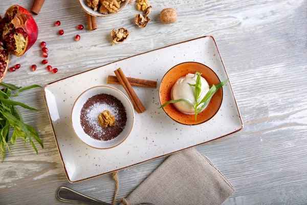 Vista da vicino del bellissimo dessert dolce elegante servito sul piatto. Bella decorazione, piatto da ristorante, pronto da mangiare. Ora del tè, atmosfera accogliente . — Foto Stock