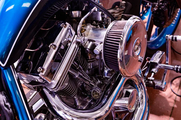 Motor close-up shot van mooie en op maat gemaakte motorfiets — Stockfoto