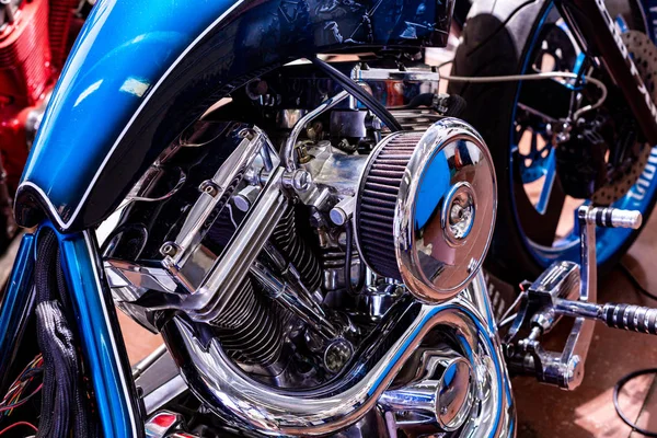 Motor close-up shot van mooie en op maat gemaakte motorfiets — Stockfoto