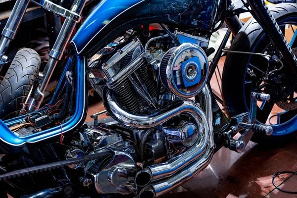 Motor de cerca plano de la motocicleta hermosa y hecha a medida —  Fotos de Stock