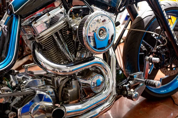 Motine close up shot of beautiful and custom made motorcycle — стоковое фото