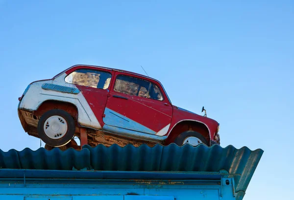 Retro mobil di atap sebagai tanda iklan layanan mobil — Stok Foto