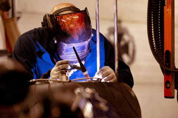 Oto tamir servisi argon gaz kesme makinesi üzerinde çalışan profesyonel araba tamircisi — Stok fotoğraf