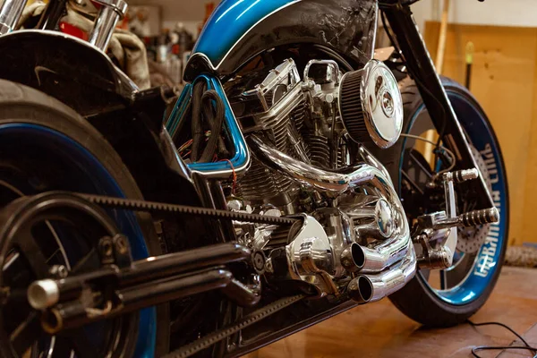 Engine close up shot of beautiful and custom made motorcycle — Stock Photo, Image
