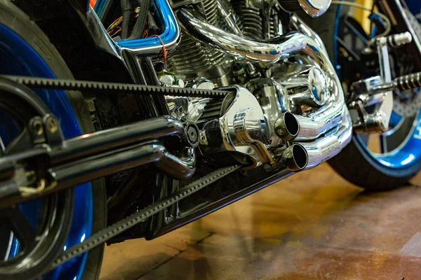 Motor close-up shot van mooie en op maat gemaakte motorfiets — Stockfoto