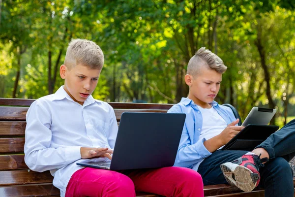 Tizenéves fiúk padon, Laptop és digitális tábla használatával — Stock Fotó
