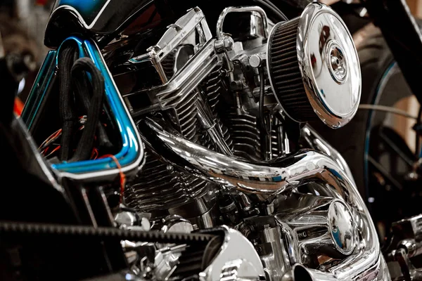 Motine close up shot of beautiful and custom made motorcycle — стоковое фото