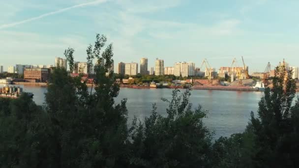 Panoramatický pohled na říční přístav s loďstva bárky ukotveny ve vodě u břehu řeky. Krajina s velkou zvlněná řeka — Stock video