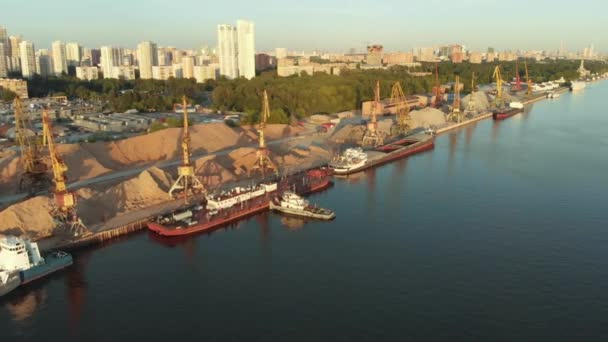 Panoramatický pohled na říční přístav s loďstva bárky ukotveny ve vodě u břehu řeky. Krajina s velkou zvlněná řeka — Stock video