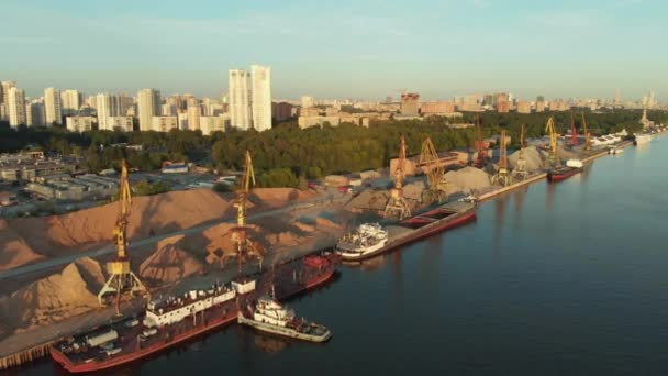 Panoramablick auf den Flusshafen mit im Wasser verankerten Flottenkähnen am Ufer. Landschaft mit großem welligem Fluss — Stockvideo