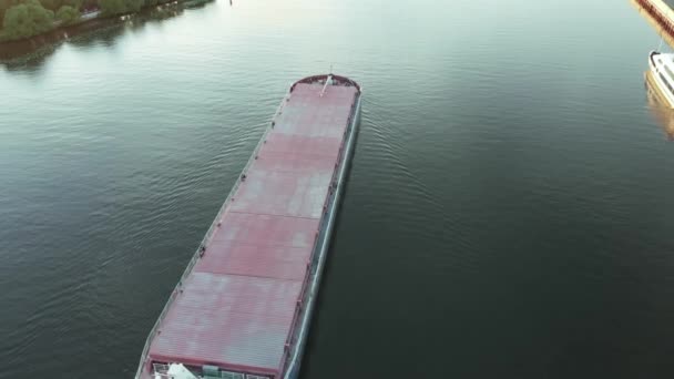 Widok z góry z pustą barkę bez pływaka ładunku wzdłuż rzeki w słoneczny letni dzień — Wideo stockowe