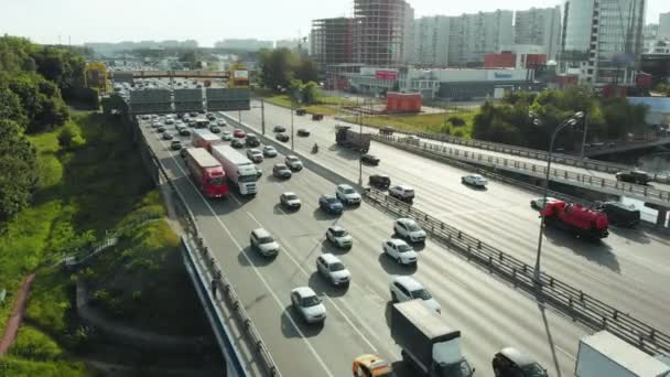 Atasco de tráfico en la autopista. Concepto de atasco. Coches y camiones esperan su turno para moverse. 4K — Vídeo de stock