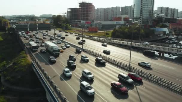 Κυκλοφορία αυτοκινήτων εµπλοκή στην εθνική οδό. Μαρμελάδα έννοια της κυκλοφορίας. Αυτοκίνητα και φορτηγά περιμένουν τη σειρά τους για να μετακινήσετε. 4k — Αρχείο Βίντεο