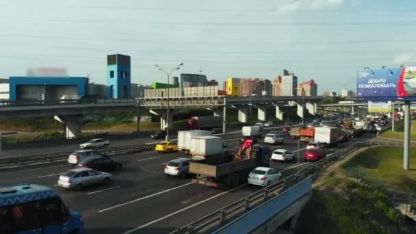 Autoverkeer jam op de snelweg. Traffic jam concept. Auto's en vrachtwagens wachten op hun beurt bent. 4k — Stockvideo