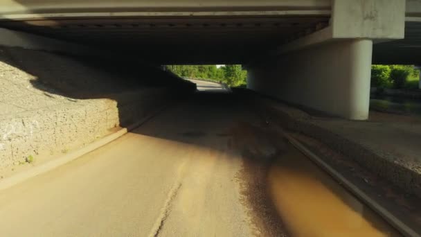 Flyga genom en kort Tunnel under bron — Stockvideo