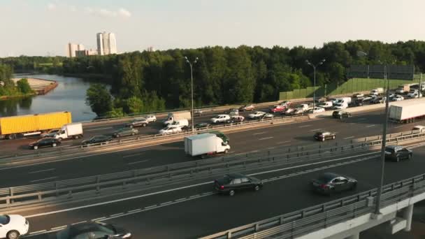 Auto dopravní zácpě na dálnici. Dopravní zácpě koncept. Osobních a nákladních vozů čekat na jejich otáčení pohybovat. 4k — Stock video