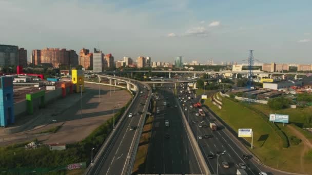 Drone aereo scena di autostrada in campagna. La telecamera si muove lungo la strada. Vista dall'alto dell'auto e dei camion che guidano lungo la strada alta con bivio — Video Stock