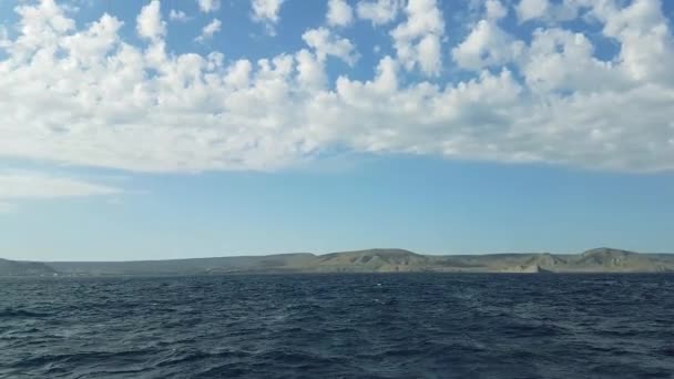 La nave si muove in alto mare sullo sfondo delle montagne. Gabbiano aleggia nel cielo sopra la nave — Video Stock