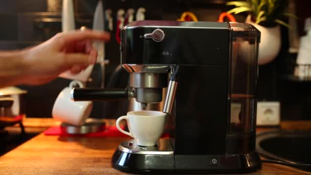 El hombre está preparando café en una máquina de café de cerca — Vídeos de Stock