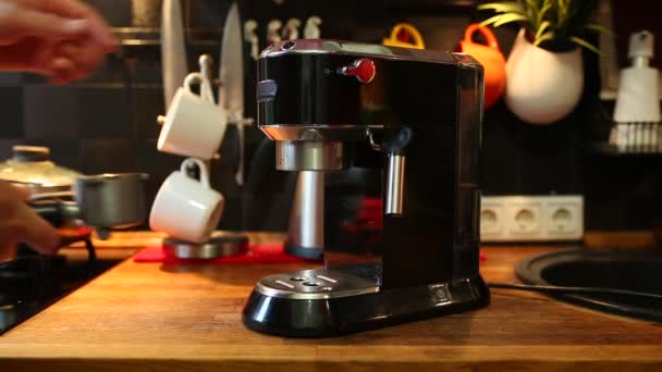Schieben Sie den Halter vom Kaffee in die Kaffeemaschine — Stockvideo