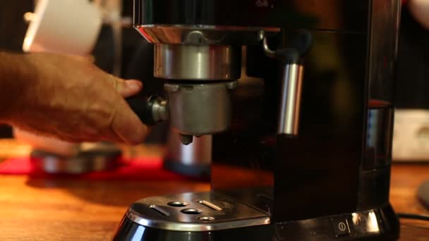 Insérer le support du café dans la machine à café fermer — Video