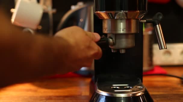 Вставьте держатель из кофе в кофеварку крупным планом — стоковое видео