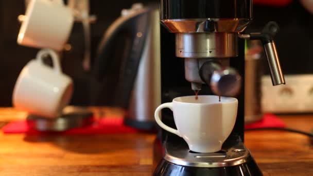 Вставьте держатель из кофе в кофеварку крупным планом — стоковое видео