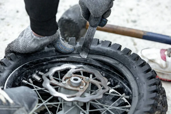 Reparación de neumáticos de motocicleta con kit de reparación, kit de reparación de neumáticos para neumáticos tubeless . —  Fotos de Stock