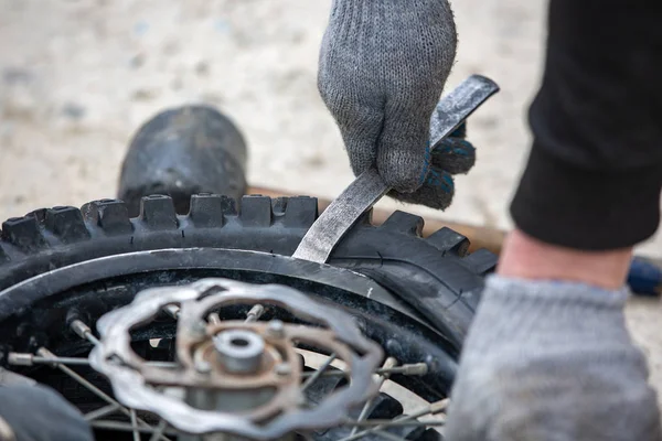 Reparación de neumáticos de motocicleta con kit de reparación, kit de reparación de neumáticos para neumáticos tubeless . —  Fotos de Stock